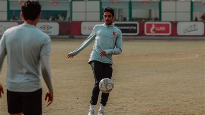 طاهر محمد طاهر يشارك في تدريبات الأهلي استعدادًا لمواجهة بطل النيجر