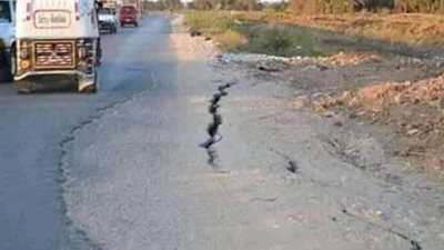 لا يتوقف عن حصد الأرواح.. أهالي إسنا يستغيثون بالمسئولين لإصلاح الطريق الغربي (صور)