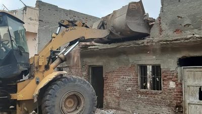 يسبب خطرًا على الأرواح.. إزالة عقار غير مأهول بالسكان في البحيرة (صور)