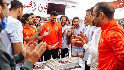 شاهد.. لاعبو الأهلي يحتفلون بعيد ميلاد محمد الشناوي بمختار التتش (صور)