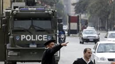 استغاثة شخصين بسيارة شرطة تنقذهما من محاولة سرقة بالبحيرة