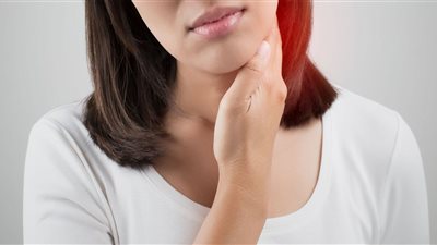 هل الغدة الدرقية تسبب ضيق التنفس في حالة تضخمها؟.. جراح أورام يجيب