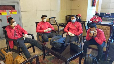 لاعبو الأهلي يتوافدون على مطار القاهرة استعدادًا للسفر إلى النيجر