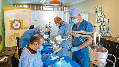 بدء تدريب شباب أطباء العيون على جراحات استبدال القرنية 