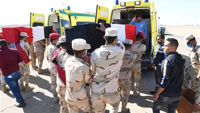 مسعف يؤدي التحية العسكرية لجثمان المجند 