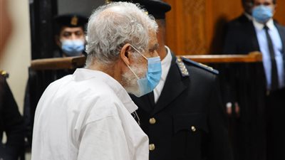 تأجيل أولى جلسات إعادة محاكمة محمود عزت في 