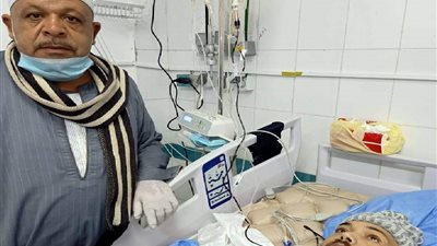 أب يبكي ويناشد السيسي لعلاج نجله المصاب بالشلل الرباعي بالمنوفية (صورة وفيديو) 
