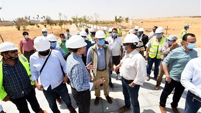 وزير الإسكان يتفقد مشروعات الشريط النهري السياحي بأسوان الجديدة