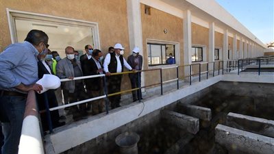 وزير الإسكان يتفقد معمل مياه الشرب بمحطة جبل شيشة بأسوان