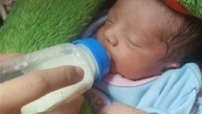 العثور على رضيع في القمامة بجوار مدرسة بالخصوص