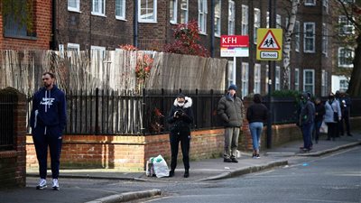 أستاذ أحياء: السلالة الجديدة في بريطانيا أسرع انتشارًا بنسبة  70%