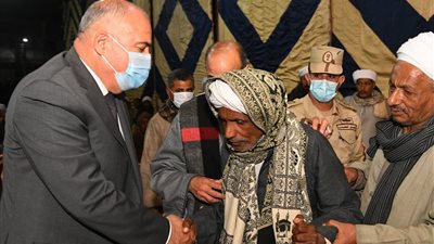 محافظ قنا: صرف إعانات عاجلة لأسرة شهيد سيناء محمود فرج (صور)