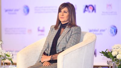 بحضور وزيرة الهجرة.. خبراؤنا بالخارج ورجال الصناعة يتبادلون الآراء حول توطين صناعة السيارات بمصر