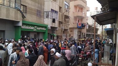 تكدس وزحام أمام البريد بكفر الشيخ لصرف منحة العمالة غير المنتظمة (صور وفيديو)