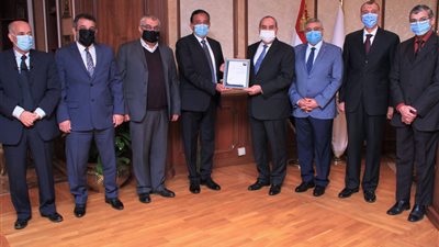 سلطة الطيران المدني المصرى تتسلم تجديد اعتماد شهادة الأيزو 2015:900