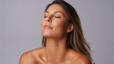 للحصول على بشرة برونزية.. إليكِ نصائح حاسمة قبل البدء في التسمير الذاتي