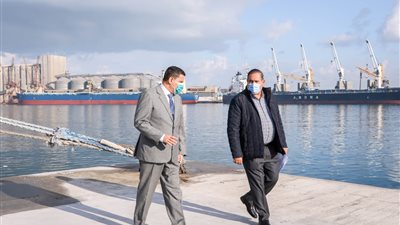 استمرار حركة تدوال البضائع العامة والحاويات داخل ميناء دمياط