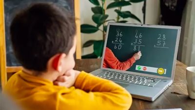 5 نصائح.. للوقاية من آلام الظهر والرقبة لدى طفلك أثناء الدراسة عبر الإنترنت