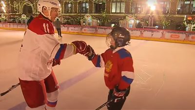 الرئيس الروسي يحقق حلم طفل مصاب بالسرطان ويلعب معه 