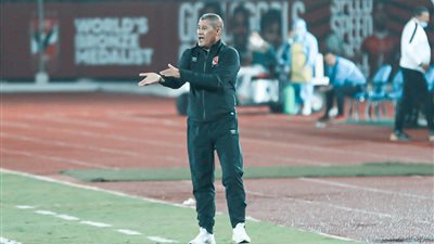 الجهاز الفني للأهلي يحاضر اللاعبين بالفيديو قبل التحرك لملعب المباراة