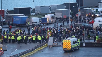 10000 سائق عالق بين حدود فرنسا وبريطانيا بسبب إغلاق كورونا (فيديو)