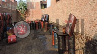 ضبط مصنع بدون ترخيص لإنتاج وتعبئة زيوت محركات السيارات بالقليوبية