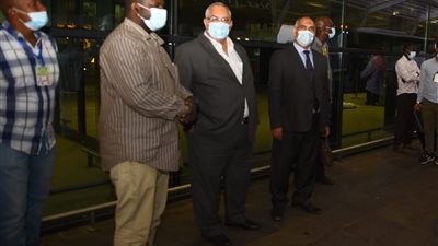 السفير المصري بالنيجر ورئيس سونيديب يودعان بعثة الأهلي في مطار ديوري هاماني