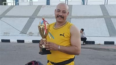 البطل الخارق بالمنوفية.. يحمل حمارين على كتفه ويرفع حديد 