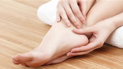 أسباب وطرق علاج القدم الباردة بالأساليب الطبيعية