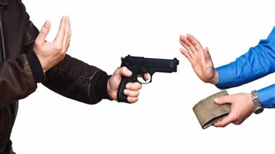 المشدد 5 سنوات لـ3 عاطلين سرقوا دراجة نارية تحت تهديد السلاح ببنها