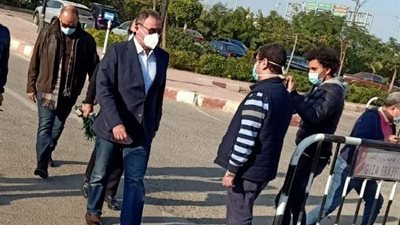 محمود الخطيب وفاروق جعفر يحضران مراسم دفن أحمد البكري رئيس الزمالك (صور)