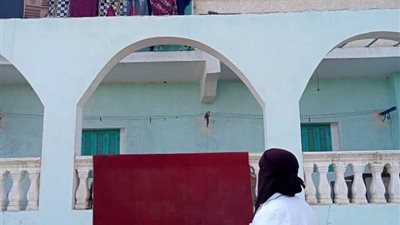 خوفًا من كورونا.. مواطنة تستمع لشرح مندوب 