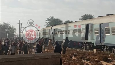 خروج عربتين من قطار الأقصر المميز عن مسارهما في قنا (صور)
