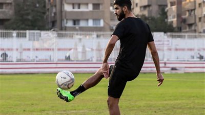فرجاني ساسي يداعب محمد عبد السلام من داخل غرفة ملابس (صورة)