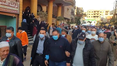 المئات من أهالي قرية 