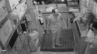 كاميرات المراقبة تكشف لحظة اعتداء 3 أشخاص على طفل داخل محل عمله بالدقهلية (صور)