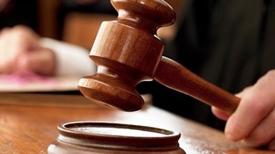 قوة أمنية تصطحب المتهمين بقتل 