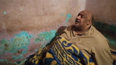 وزنه 290 كيلو.. سائق نقل ثقيل بلا عمل بالمنوفية يناشد السيسي التدخل لعلاجه (فيديو)