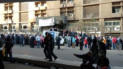 أمر ينذر بكارثة.. تكدس المواطنين أمام مستشفى التأمين الصحي بمدينة نصر دون عزل المشتبه بإصابتهم بكورونا (صور)