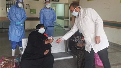 مستشفى قفط التعليمي يودع 4 متعافين من مصابي كورونا بالورود (صور)