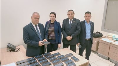 جمارك مطار القاهرة الدولي تضبط محاولة تهريب 32 هاتف آيفون بـ650 ألف جنيه (صور)
