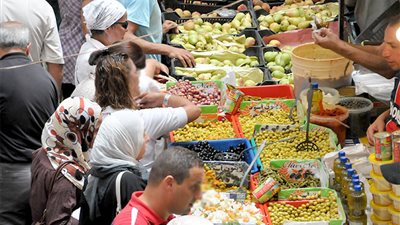 الغربية تواجه الموجة الثانية لكورونا بغلق الأسواق الشعبية لمدة شهر 