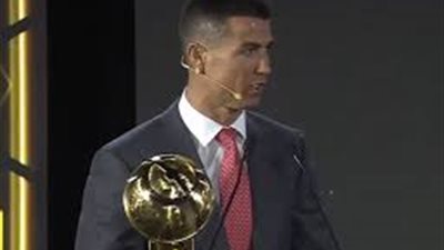 رونالدو يهنئ ليفاندوفسكي.. ويعلق على فوزه بجائزة لاعب القرن