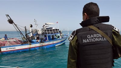 إصابة والد أحد الصيادين المحتجزين بتونس بأزمة قلبية ونقله للعناية المركزة