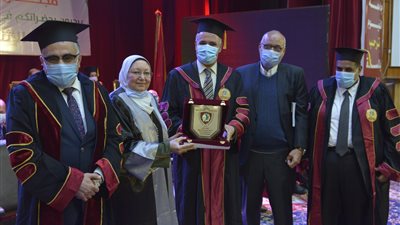 رغم تحذيرات كورونا.. جامعة الفيوم تحتفل بعيد العلم الثالث عشر وتكرم 1100 شخص (صور)