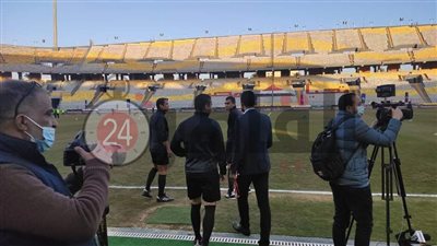 حديث خاص بين عبد الحليم علي وحكم مباراة سموحة (صورة)