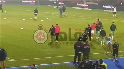 لاعبو الأهلي يصافحون حسام عاشور قبل مواجهة الاتحاد (صور)