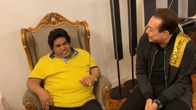 جلسة دندنة تجمع أحمد عدوية وحكيم.. والأخير يعلق: 