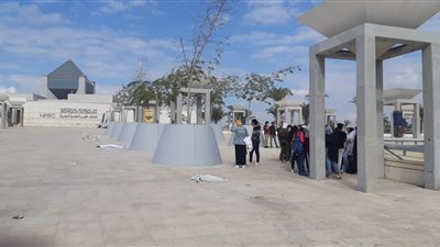 قبل افتتاحه.. الآثار  تضيف لمسة جمالية على المدخل الرئيسي لمتحف الحضارة