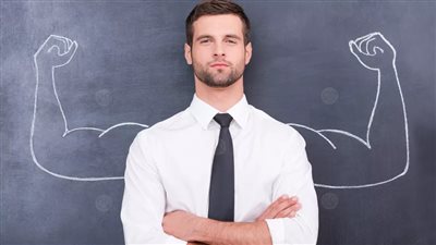خبراء لغة جسد يكشفون سر حركة بسيطة تظهر الثقة بالنفس